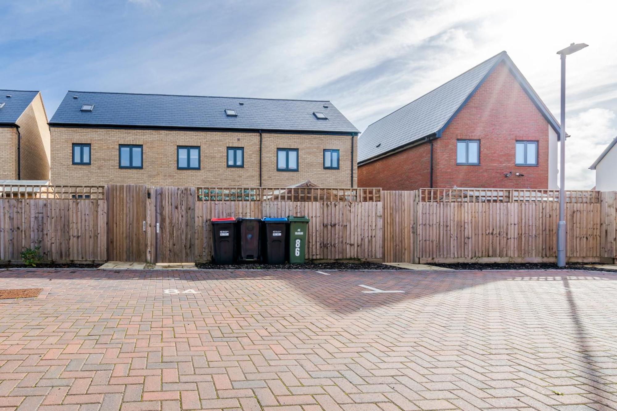 Holiday home Spacious 4br Townhouse Free Parking & Wifi Milton Keynes